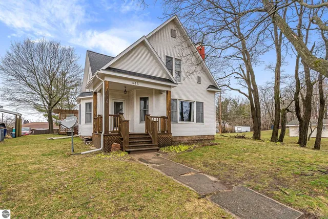 445 E  Bremer St, Cadillac, MI 49601