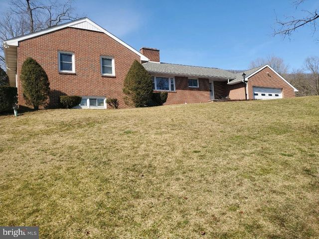 15 Stone Ridge Ln, Mill Hall, PA 17751