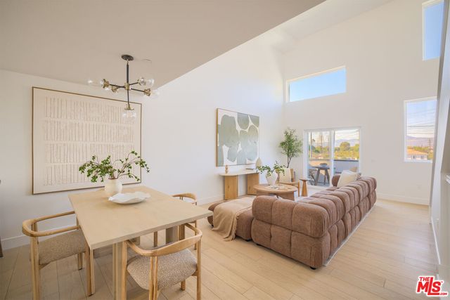 11218 W  Victory Blvd #4, North Hollywood, CA 91606