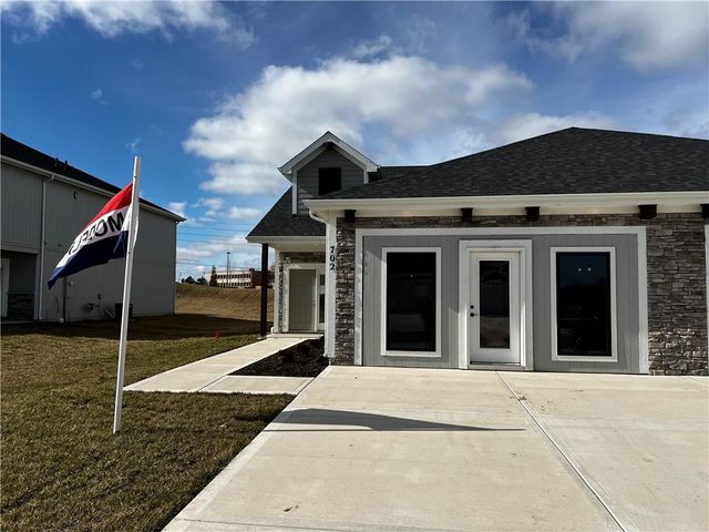 702 Ridge Dr, Smithville, MO 64089