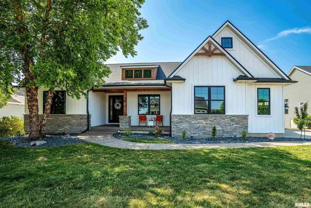 36 Country Club Ct, Le Claire, IA 52753