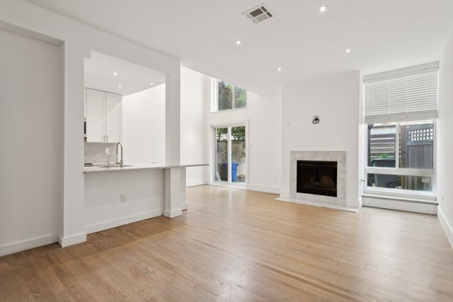 107 Lombard St #A, Philadelphia, PA 19147
