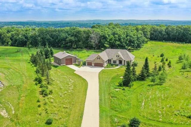 S106W36642 Saddle Ridge DRIVE, Town Of Eagle, WI 53119
