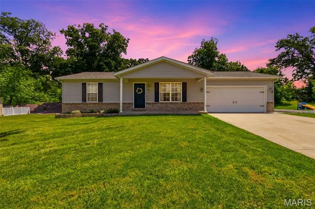 34 Parkway Dr, Troy, MO 63379
