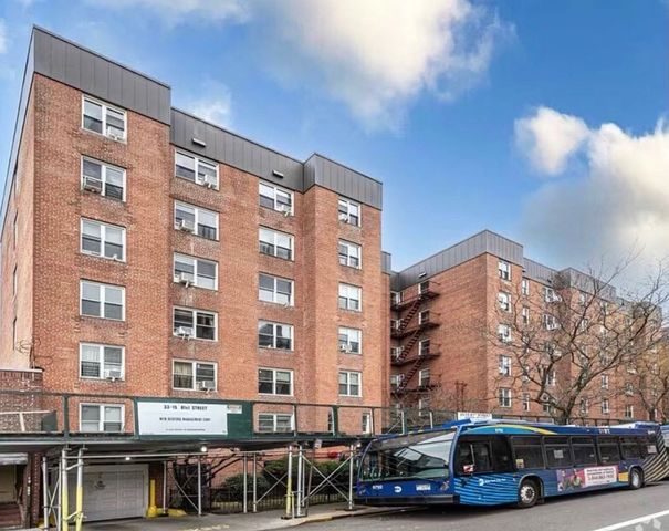 3335 81st St #3B, Jackson Heights, NY 11372