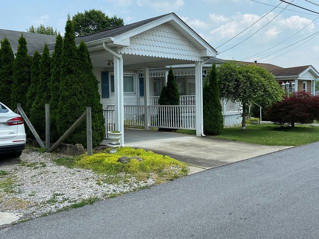 1104 McConnell Dr, Moundsville, WV 26041