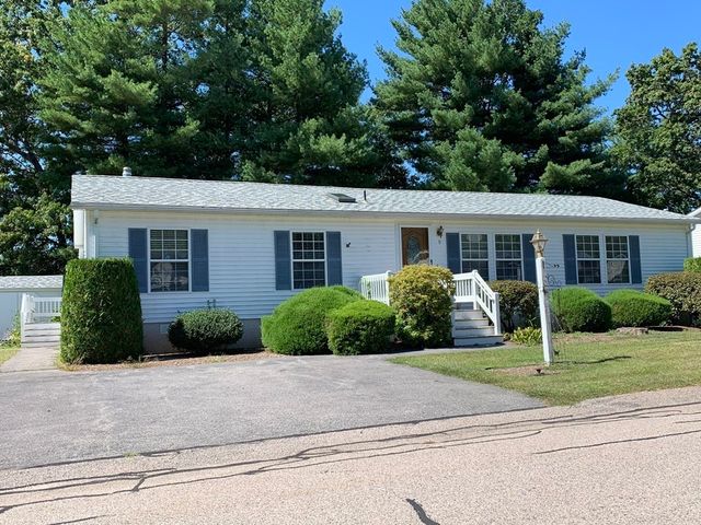 9 Country Dr, Bridgewater, MA 02324