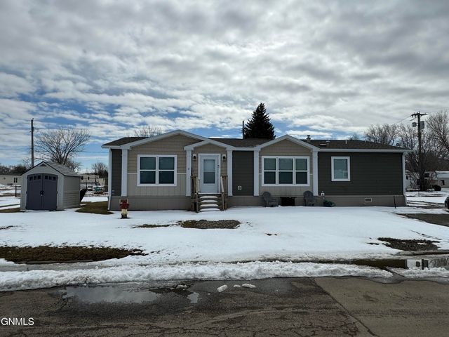 313 Square Butte St E, Center, ND 58530