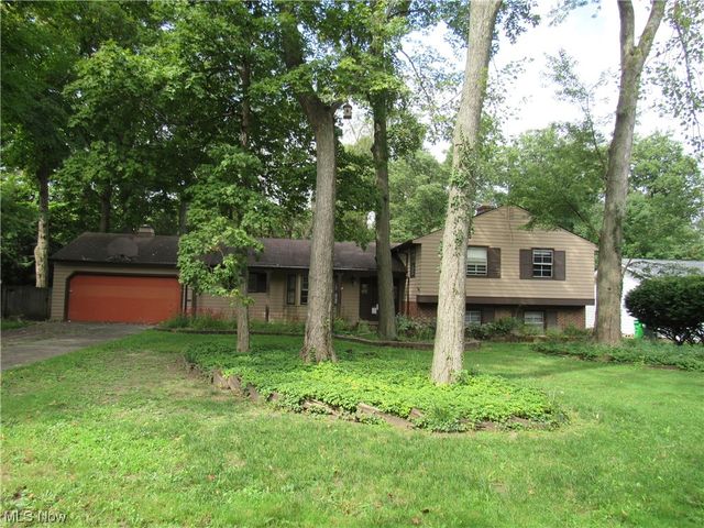 1066 Eastlawn Dr, Highland Heights, OH 44143