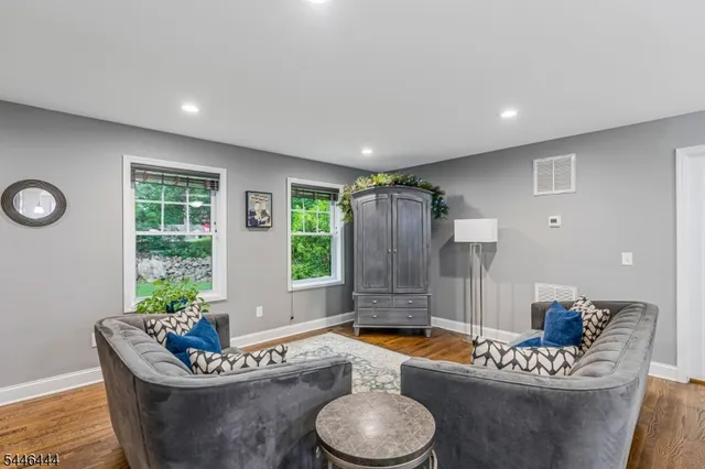 17 Bunn St, Califon, NJ 07830