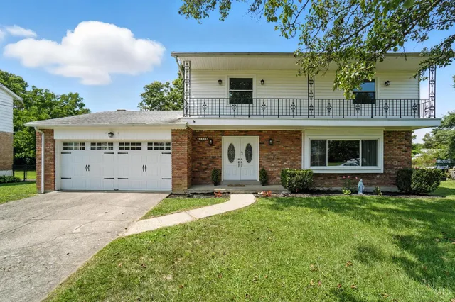3176 Sunnyhollow Ln, Cincinnati, OH 45239
