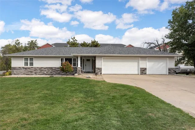 5180 Chestnut Valley Rd, Cedar Rapids, IA 52411