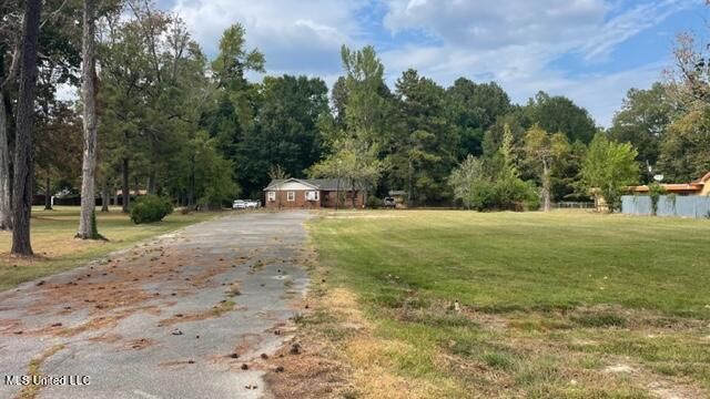 1505 E  3rd St, Forest, MS 39074