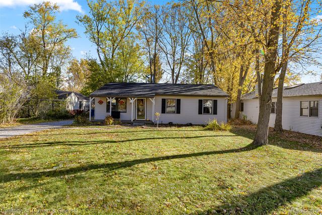 1575 Parkway Dr, Waterford, MI 48328