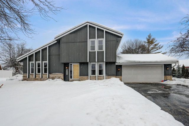 3368 South Acredale DRIVE, New Berlin, WI 53151