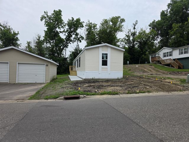 12 Kelly Rd, Chaska, MN 55318