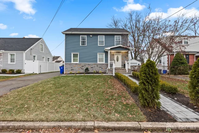 33 McAuliffe Dr, North Brunswick, NJ 08902