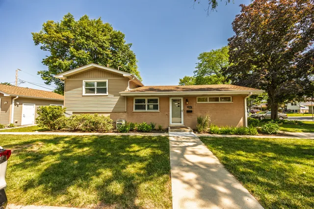 106 W  Cedar St, Arlington Heights, IL 60005