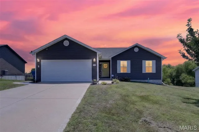 14 Cayden Roger Dr, Winfield, MO 63389