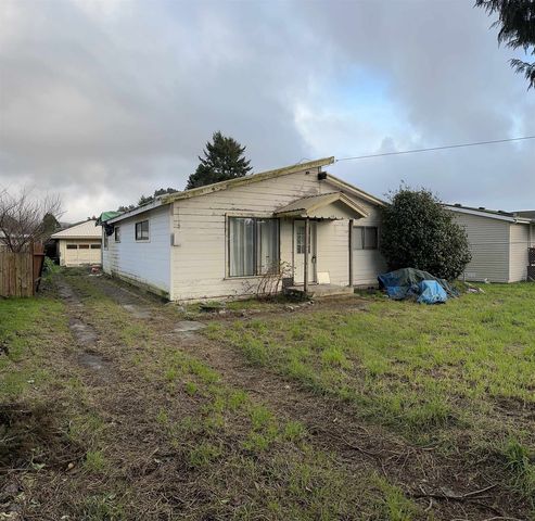 145 Wallace Ave, Smith River, CA 95567