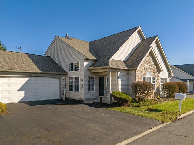 2845 Donegal Dr, Macungie, PA 18062