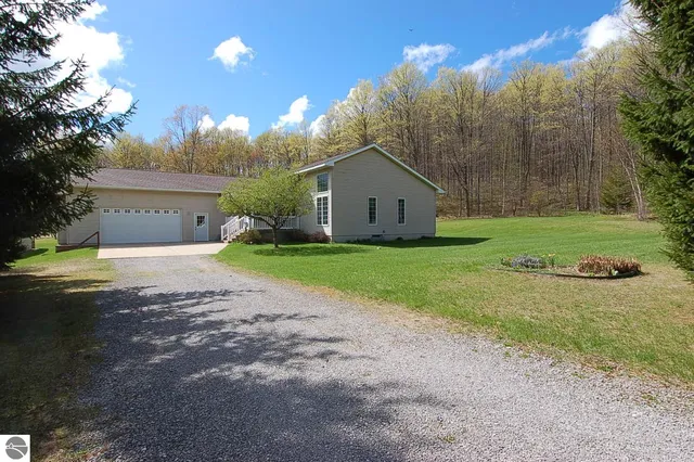 5626 W  28 1/2 Rd, Harrietta, MI 49638