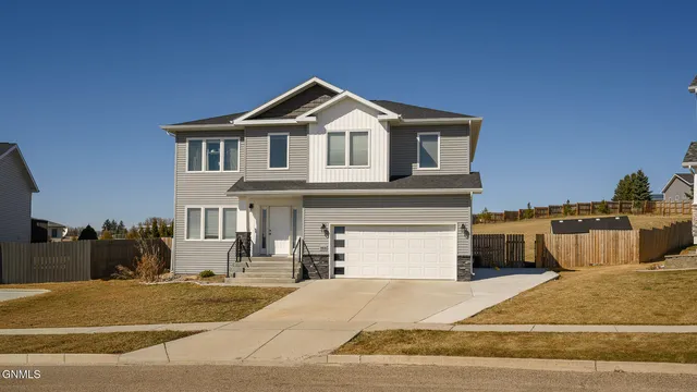 3936 Lone Peak Dr, Bismarck, ND 58503