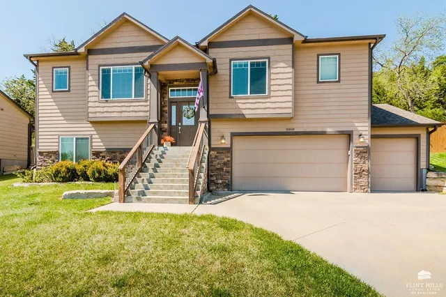5008 Shadowridge Dr, Manhattan, KS 66503