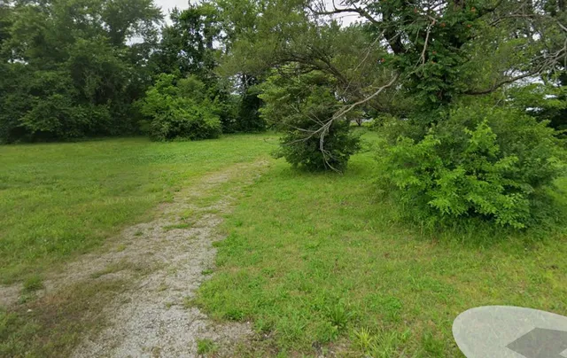 1215 N  Lee Ave, Chanute, KS 66720