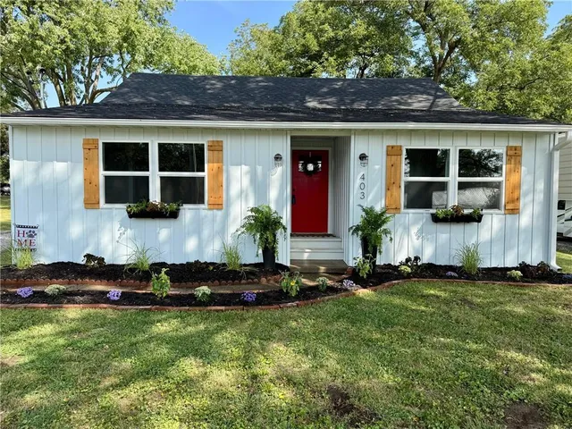 403 W  Cedar St, Waverly, MO 64096