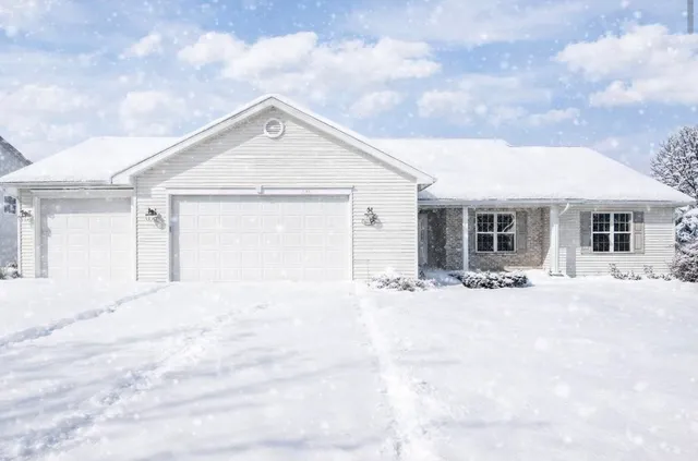 N1677 Arnies Ln, Greenville, WI 54942