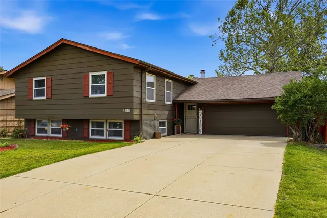 4610 Pineview Dr NE, Cedar Rapids, IA 52402