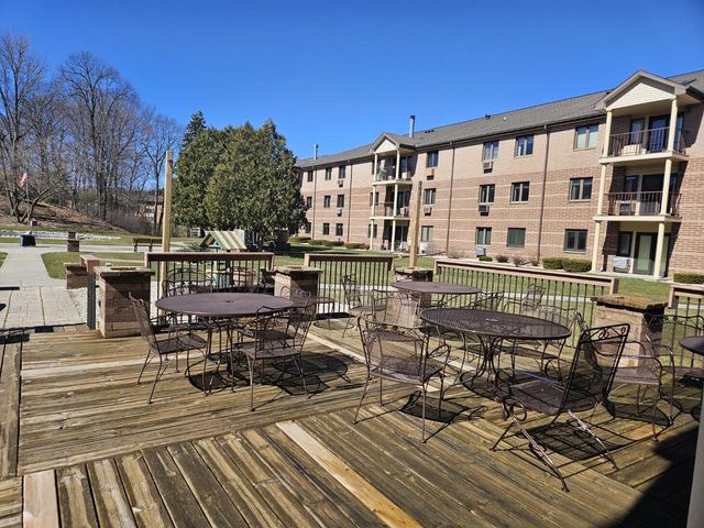 530 North Silverbrook DRIVE UNIT 207, West Bend, WI 53090