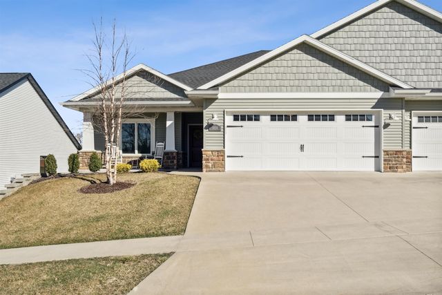 1454 Autumn Ridge Ln, Dubuque, IA 52003