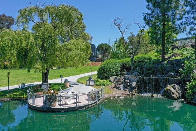 700 Lincoln Village Cir #240, Larkspur, CA 94939