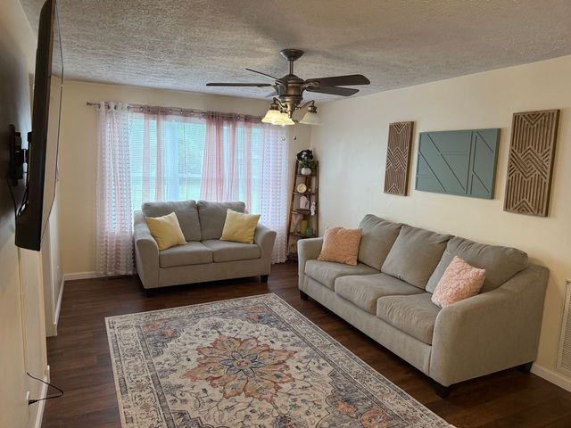 702 Hugh Hunter Rd, Oak Grove, KY 42262