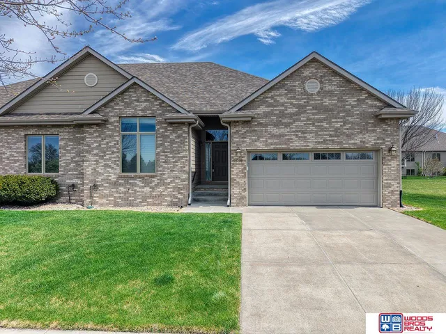 9018 Keystone Dr, Lincoln, NE 68516