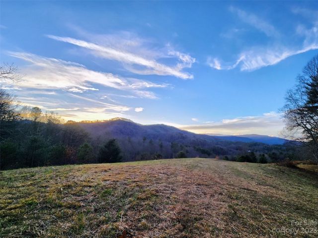 6 Dream Valley Dr, Clyde, NC 28721