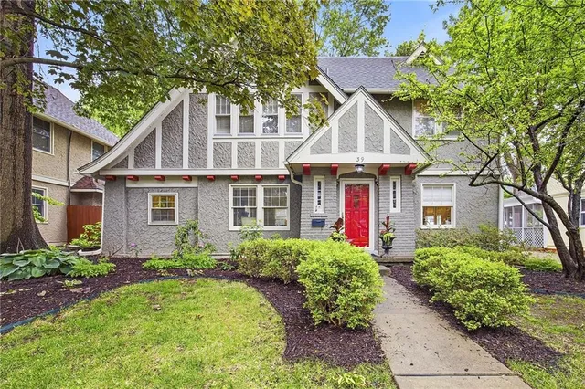 39 W  69th Ter, Kansas City, MO 64113
