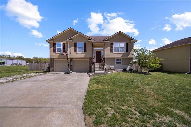 416 Golfview Dr, Pleasant Hill, MO 64080