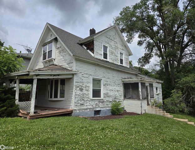 548 S  9th St, Burlington, IA 52601