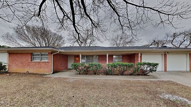 217 Chateau Dr, Fort Worth, TX 76134