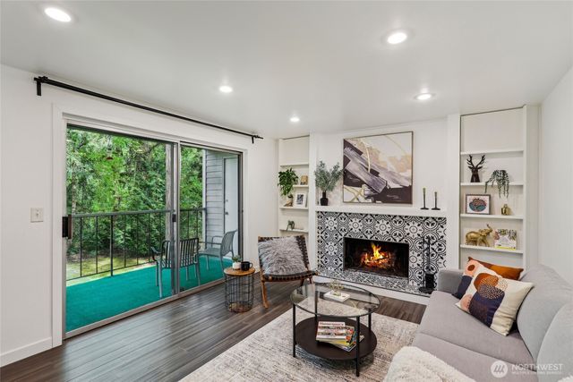 4717 W Lake Sammamish Parkway SE #C202, Issaquah, WA 98027