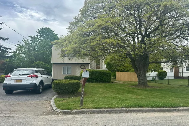 780 Wisconsin Ave, Bay Shore, NY 11706