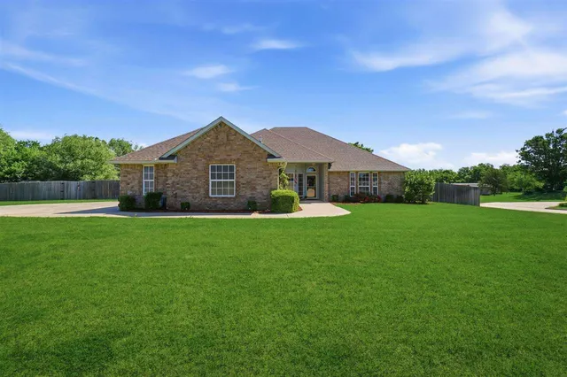 303 Azalea Ln, Cache, OK 73527