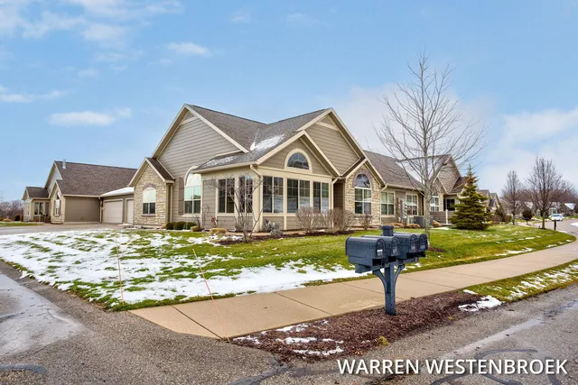 1213 Riverview Dr, Holland, MI 49423