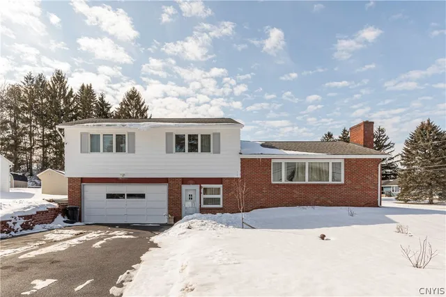 5094 Skyline Dr, Syracuse, NY 13215