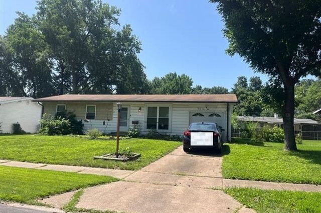 2150 N  Pointe Ln, Florissant, MO 63031
