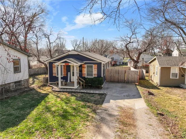 301 W  81st Ter, Kansas City, MO 64114