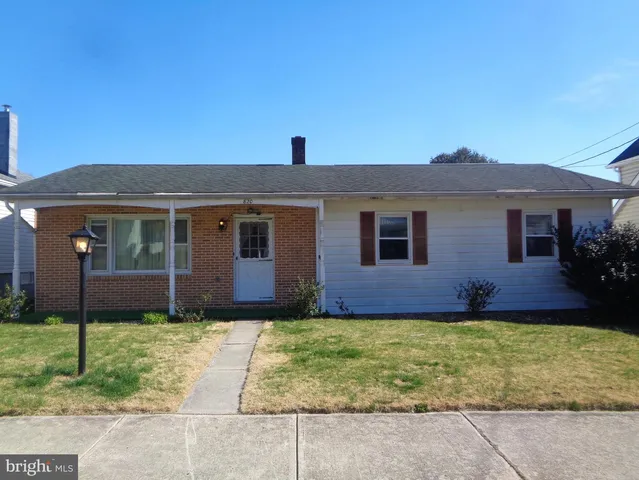 820 W  5th St, Lewistown, PA 17044